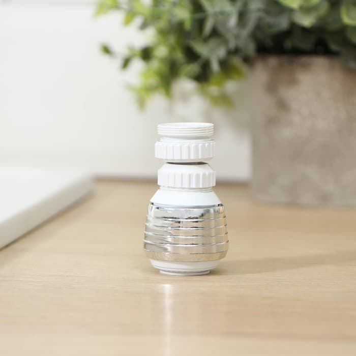 Поворотная насадка на кран Доляна, d=1.5 см, с изменяемым углом наклона и изменяемой интенсивностью струи, с сеткой