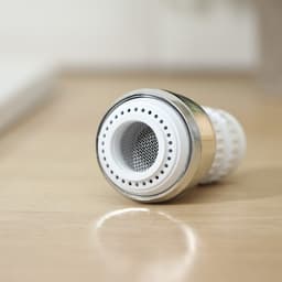 Поворотная насадка на кран Доляна, d=1.5 см, с изменяемым углом наклона и изменяемой интенсивностью струи, с сеткой