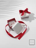 Коробочка подарочная под кольцо, серьги «Лента», 5×5 см, (полезная часть 4.5×4.5 см), белая, бордовая