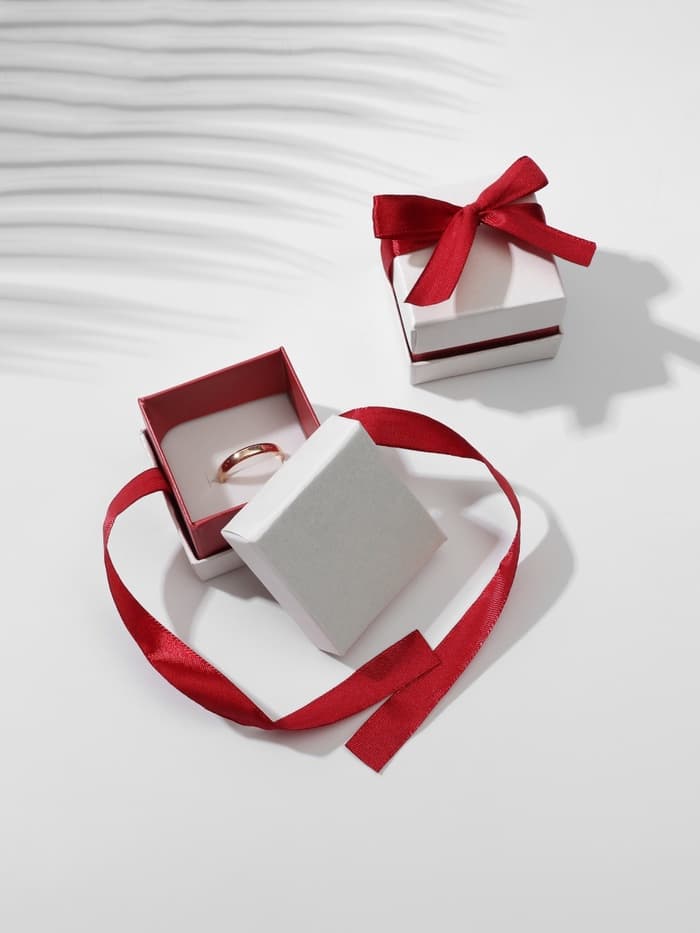 Коробочка подарочная под кольцо, серьги «Лента», 5×5 см, (полезная часть 4.5×4.5 см), белая, бордовая