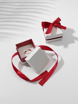 Коробочка подарочная под кольцо, серьги «Лента», 5×5 см, (полезная часть 4.5×4.5 см), белая, бордовая