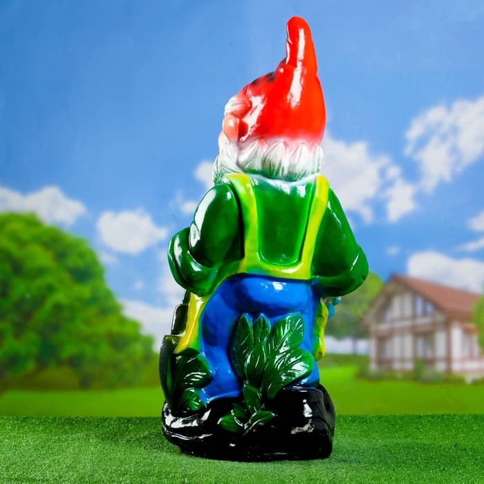 Садовая фигура из гипса «Гном с лейкой», 75×32×39 см