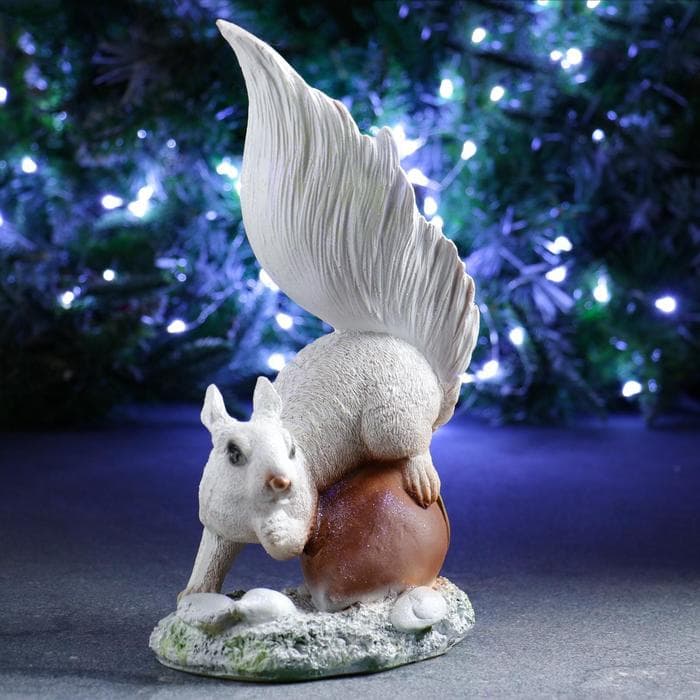 Фигурка полистоун «Белка на большом орехе», 30×17×12 см