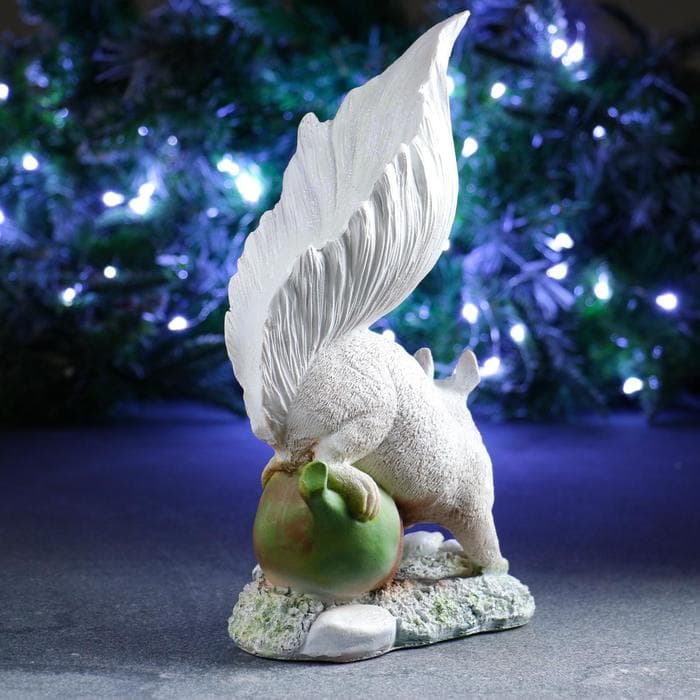 Фигурка полистоун «Белка на большом орехе», 30×17×12 см