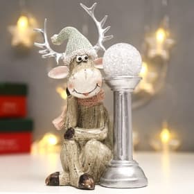 Фигурка световая «Лосик в вязаном колпаке с шаром на колонне», полистоун, 20.5×10.5×12.5 см