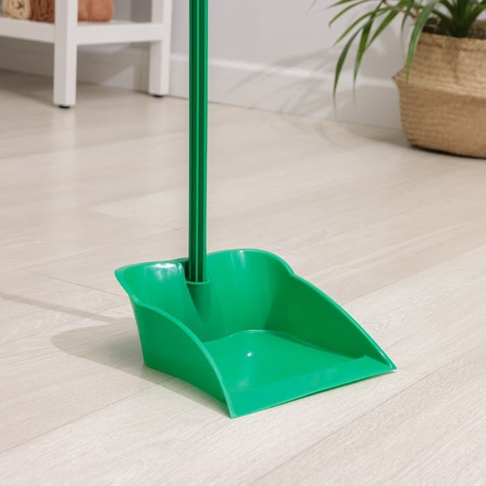 Совок для мусора Альтернатива, с черенком, пластик, 28×25×71 см, МИКС