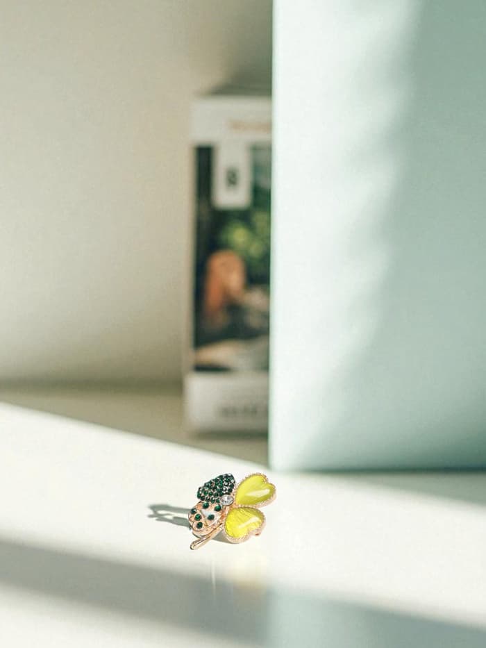 Брошь «Клевер», зелёная в золоте