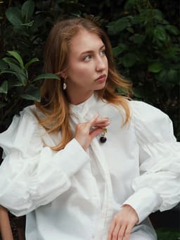 Брошь «Вишенка», с листочком, бордово-зелёная в золоте