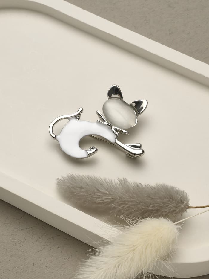 Брошь «Кошечка», белая в серебре