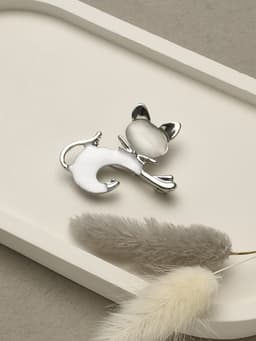 Брошь «Кошечка», белая в серебре