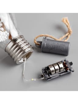 Ёлочный шар «Шишки с красной мишурой», 5 LED, от батареек, свечение белое