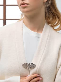 Зажим для кардигана «Клевер», белый в серебре