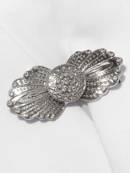 Зажим для кардигана «Перья», белый в серебре