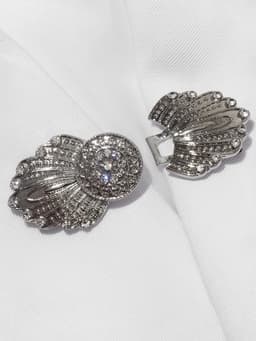 Зажим для кардигана «Перья», белый в серебре