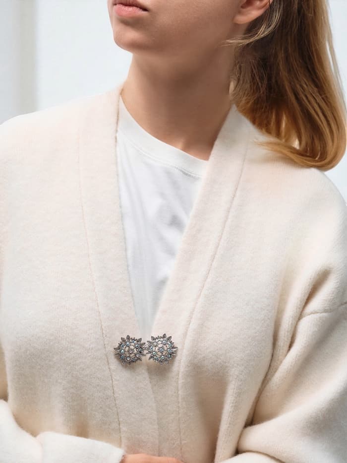 Зажим для кардигана «Соцветие», радужный в серебре