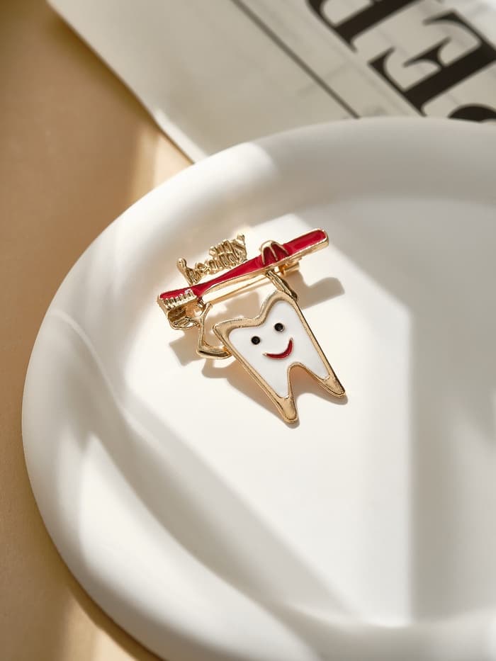 Брошь «Зуб», со щёткой, красно-белая в золоте