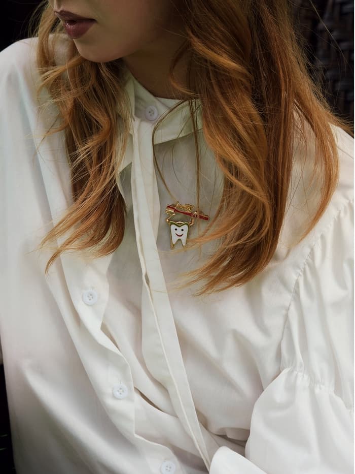 Брошь «Зуб», со щёткой, красно-белая в золоте