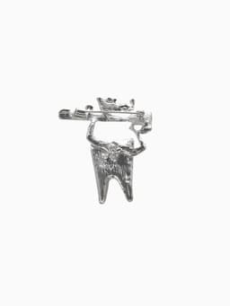 Брошь «Зуб», со щёткой, чёрно-белая в серебре