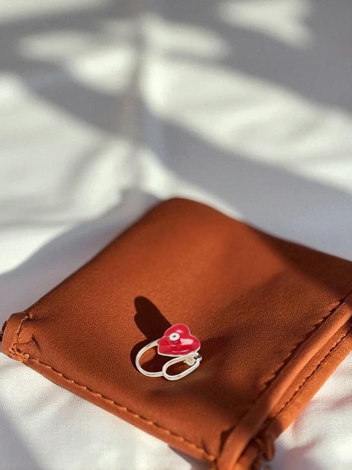 Брошь «Стетоскоп с сердцем», разноцветная в золоте