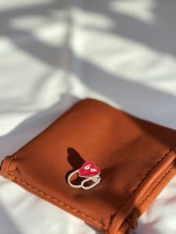 Брошь «Стетоскоп с сердцем», разноцветная в золоте