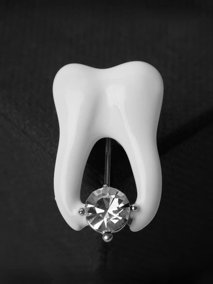 Брошь «Зуб», со стразой, белая в серебре
