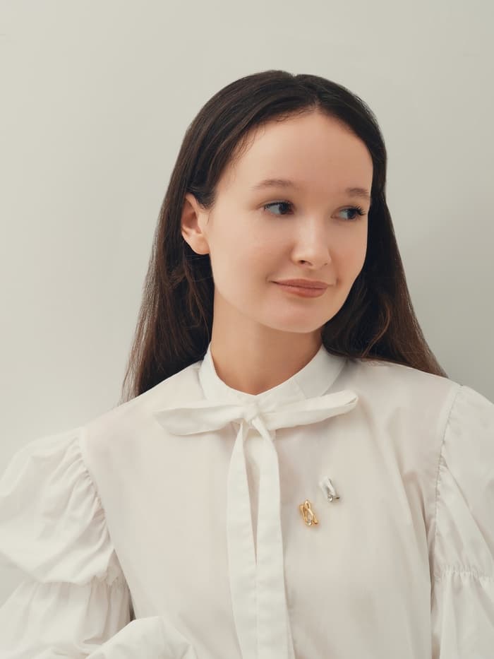 Брошь «Зуб», со стразой, белая в серебре