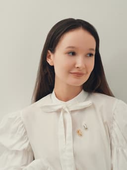 Брошь «Зуб», со стразой, белая в серебре