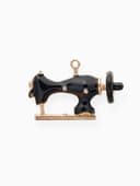 Брошь «Швейная машина», чёрная в золоте