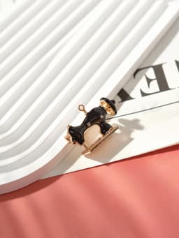 Брошь «Швейная машина», чёрная в золоте