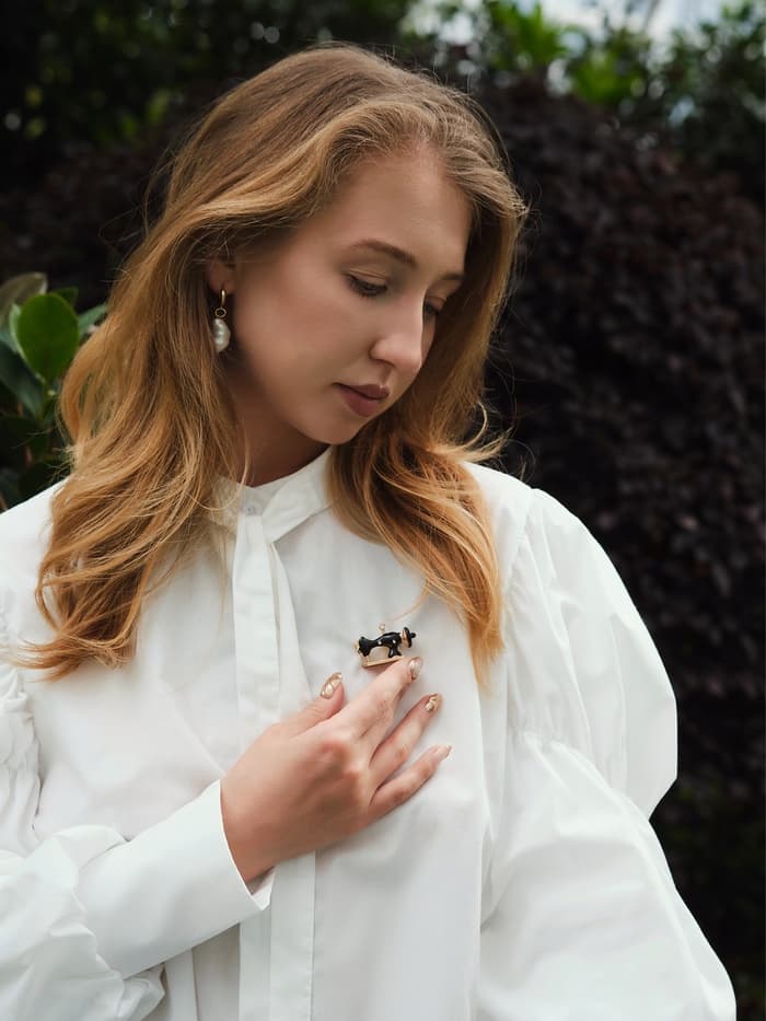 Брошь «Швейная машина», чёрная в золоте