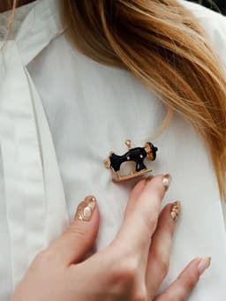 Брошь «Швейная машина», чёрная в золоте