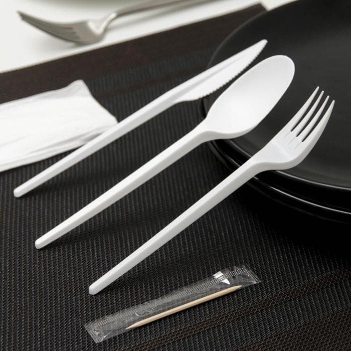 Набор пластиковых одноразовых столовых приборов 5 в 1: вилка, ложка, нож, салфетка, зубочистка, белый