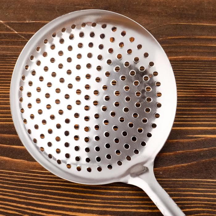 Шумовка для казана Шафран, 48с м, диаметр 17 см, узбекская, с деревянной ручкой, металл