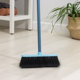 Щётка для пола мягкая «Арианна», длина щетины 5.5 см, с черенком, МИКС