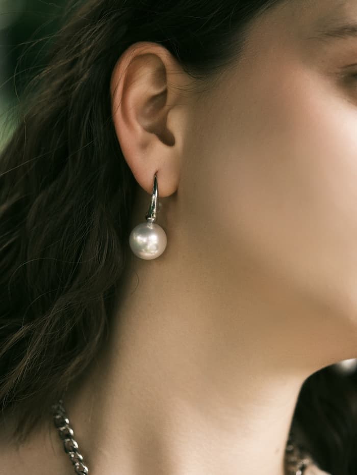 Серьги с жемчугом «Капля», полукруг, белые в серебре
