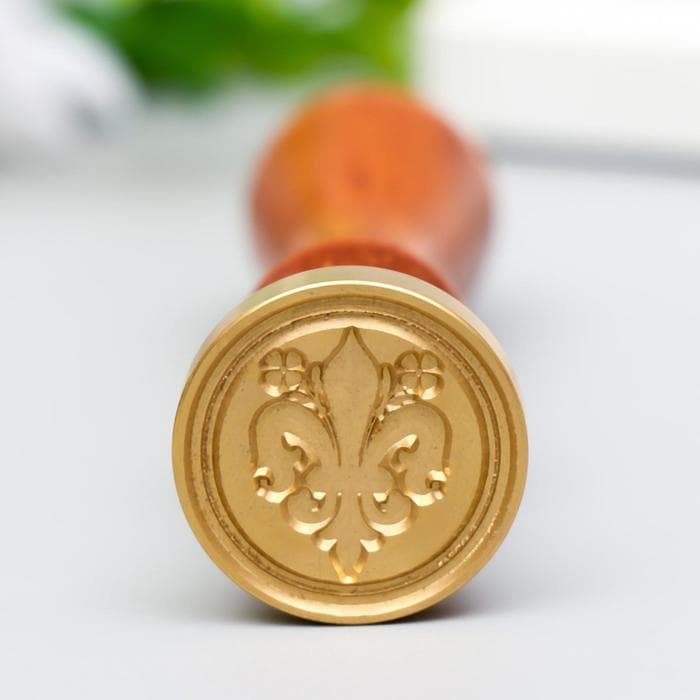 Печать для сургуча с деревянной ручкой «Геральдическая лилия с цветами», 9×2.5×2.5 см