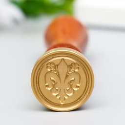 Печать для сургуча с деревянной ручкой «Геральдическая лилия с цветами», 9×2.5×2.5 см