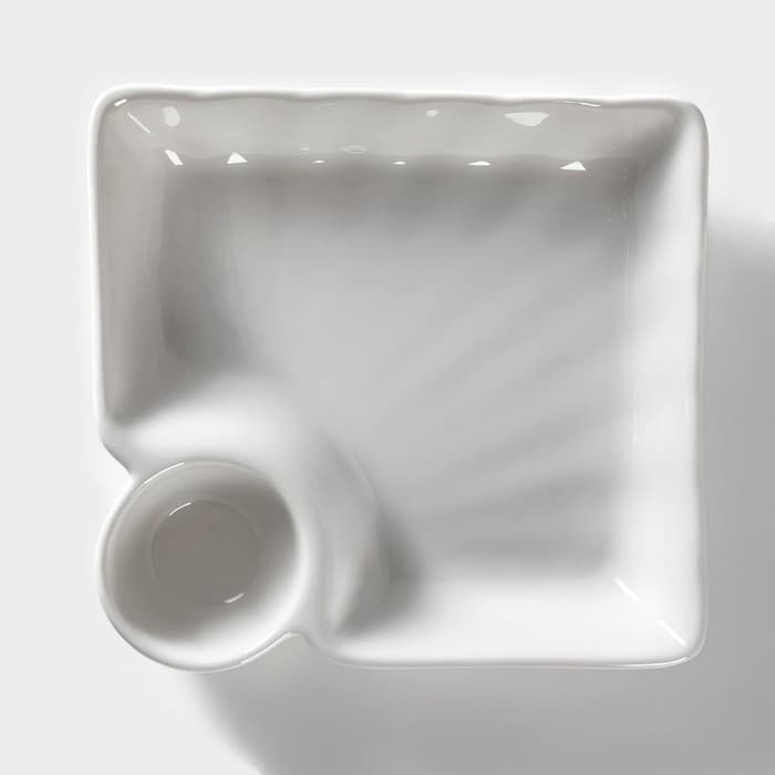 Блюдо фарфоровое с соусником Magistro «Бланш», соусник 60 мл, 18.5×17.5×4 см, белое