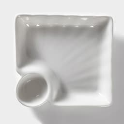 Блюдо фарфоровое с соусником Magistro «Бланш», соусник 60 мл, 18.5×17.5×4 см, белое