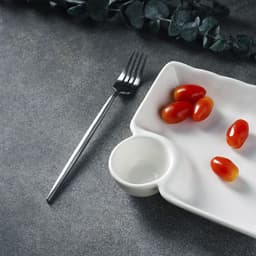 Блюдо фарфоровое с соусником Magistro «Бланш», соусник 60 мл, 18.5×17.5×4 см, белое