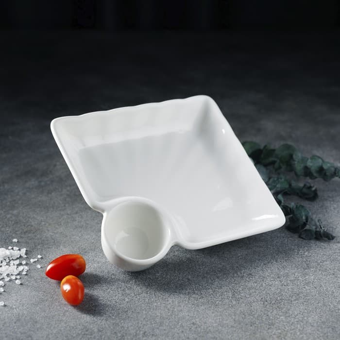 Блюдо фарфоровое с соусником Magistro «Бланш», соусник 60 мл, 18.5×17.5×4 см, белое