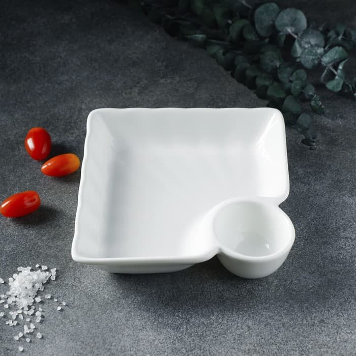 Блюдо фарфоровое с соусником Magistro «Бланш», соусник 60 мл, 18.5×17.5×4 см, белое