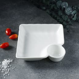 Блюдо фарфоровое с соусником Magistro «Бланш», соусник 60 мл, 18.5×17.5×4 см, белое