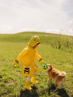 Дождевик детский «Пчёлки» на кнопках с капюшоном, размер M, рост 100-110 см, жёлтый