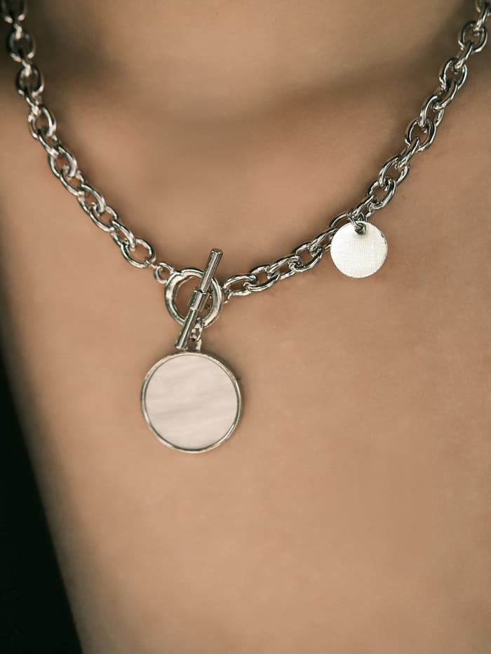 Кулон «Цепь», перламутровый медальон, бежевый в серебре, 42 см