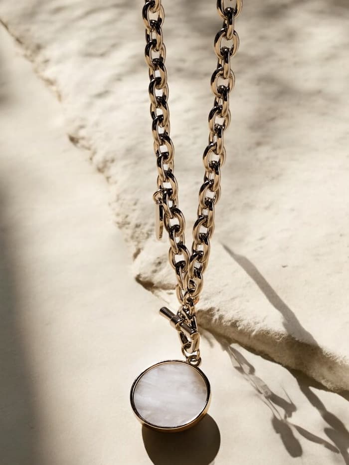 Кулон «Цепь», перламутровый медальон, бежевый в серебре, 42 см