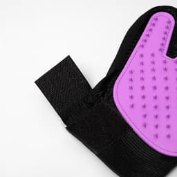 Перчатка-щетка для шерсти, на левую руку, с удлинёнными зубчиками, из неопрена, фиолетовая