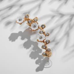 Серьга кафф «Ромашки со стразами», L=5 см, белая в золоте