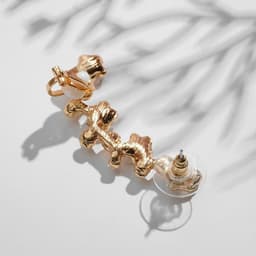 Серьга кафф «Ромашки со стразами», L=5 см, белая в золоте