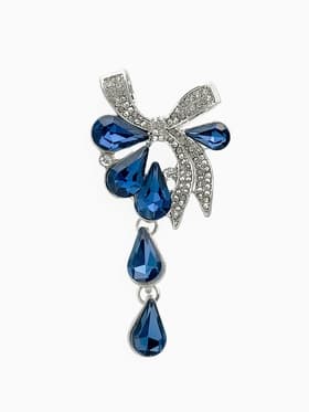 Брошь «Цветочная роса с бантом», белый, синяя в серебре